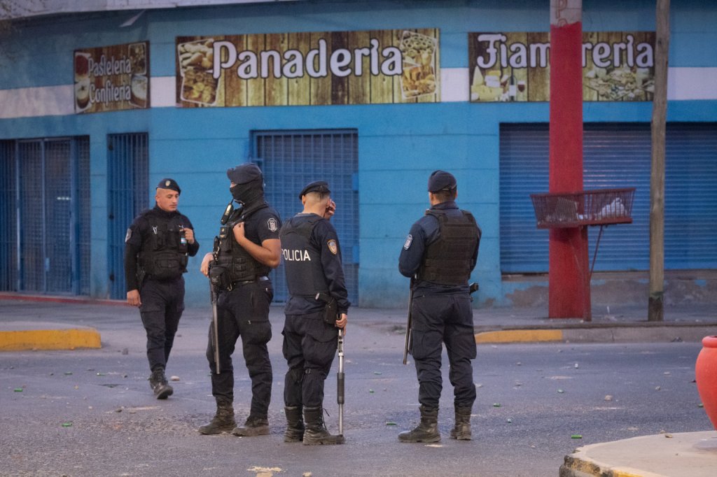 Mariana, vecina del Bajo Flores: "La policía y la gendarmería tienen temor de no ejercer porque los sacan del cargo, los suspenden"