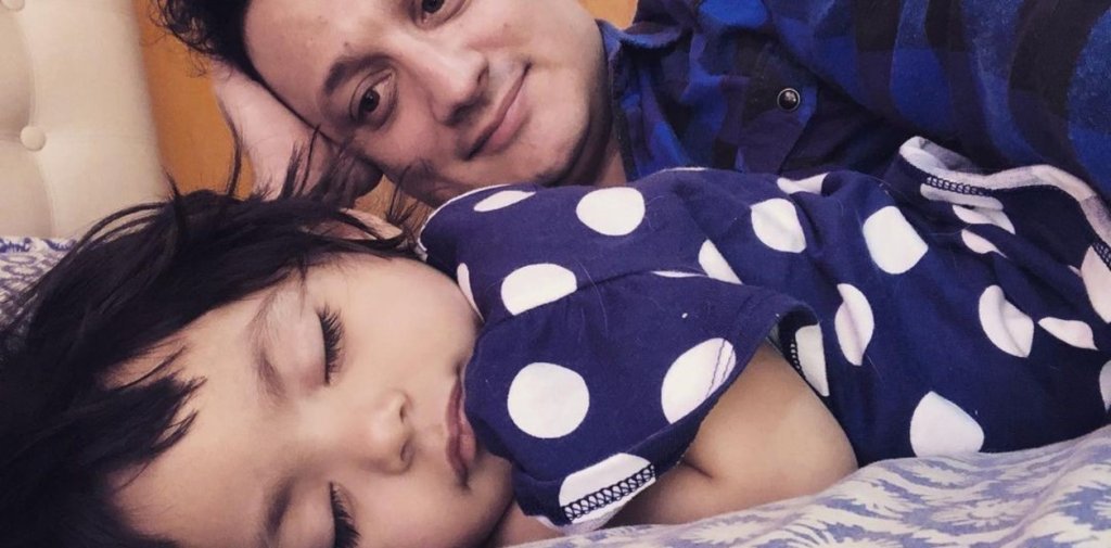 El hombre que dejó todo para adoptar a una beba que vivía sola en un hospital