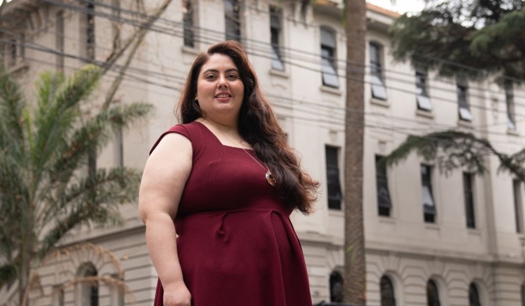 Yanina Verá es cantante lírica y se luce en bares y patios de comida: "Quiero llegar a las cárceles y villas para cambiar corazones"