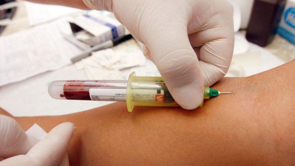 Por sacarte sangre te cobran entre 3 mil y 5 mil pesos más aunque tengas obra social