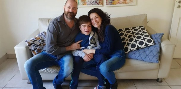 Exigen la inclusión de los alumnos expulsados del colegio de Pilar: "Queremos que Emanuel pueda seguir en la escuela"