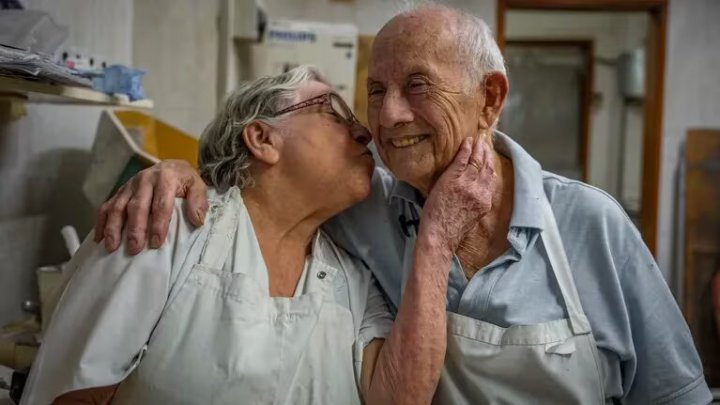 Julio y Lila están juntos hace 66 años y atienden una fábrica de pastas &quot;Desde que me conoció, me agarró la mano y no me soltó más&quot;