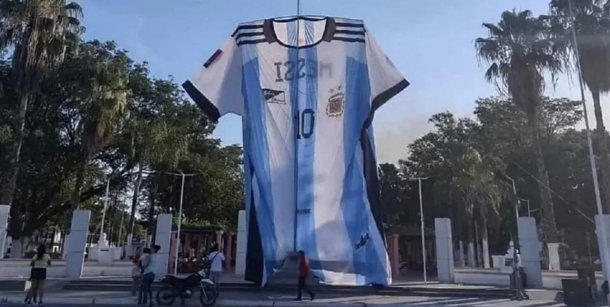 Confeccionaron la camiseta argentina más grande del país: "Vendí mi auto para comprar la tela"