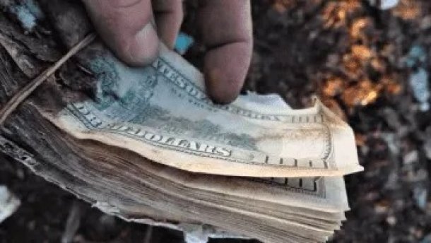 Cuántos dólares encontró la gente en el basural de Las Parejas