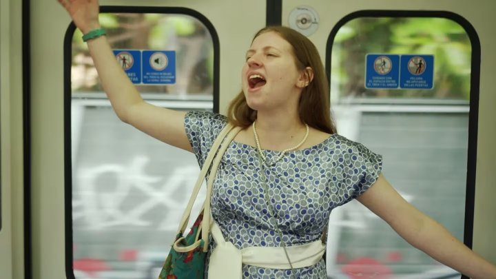 Aime Constantini es cantante lírica, ganó una beca para estudiar en EEUU y canta en el tren para juntar el dinero que le falta