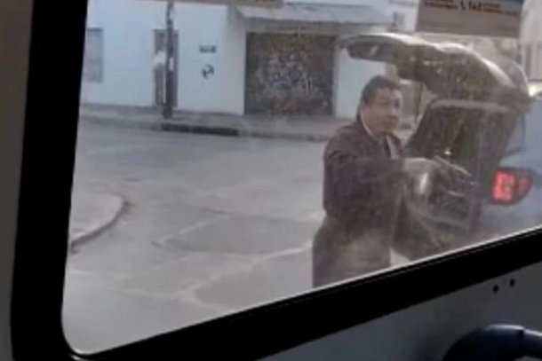 Un conductor amenazó a un colectivero con un arma en Villa Domínico