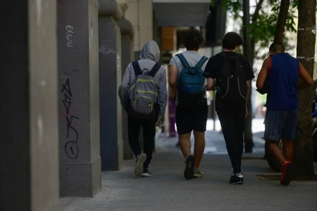 Denuncian que les roban a los chicos al salir de la escuela en Colegiales, los padres desesperados