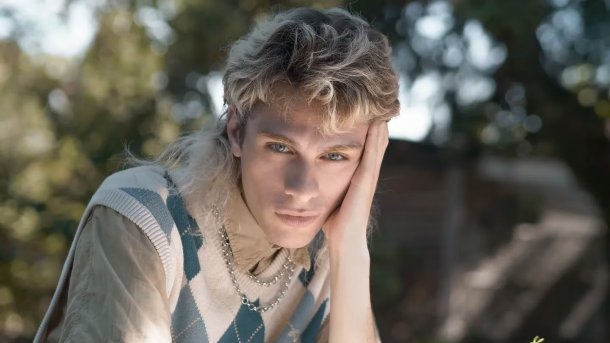 Lo llaman el "Bowie" argentino: hace música en el subte y tiene un compromiso social