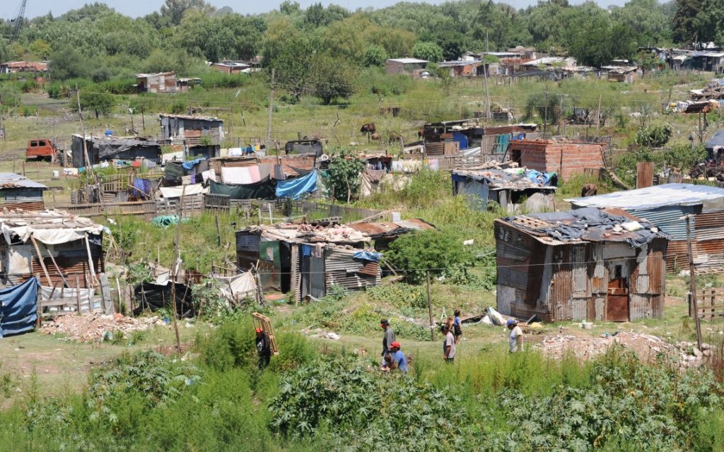 Increíble historia: la familia que vive dentro de un colectivo abandonado en La Matanza