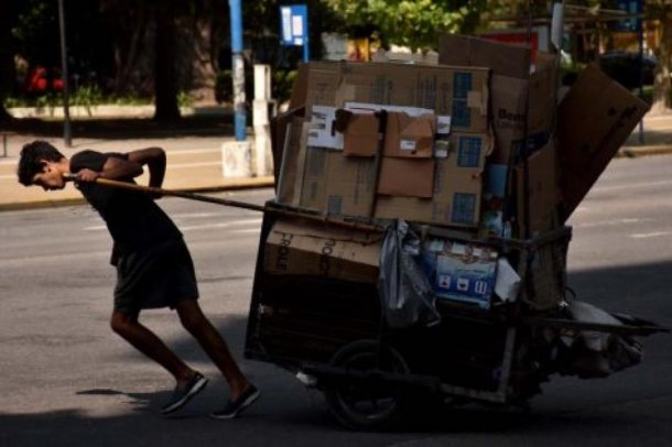 Insólito: es cartonero y le sacaron el plan social