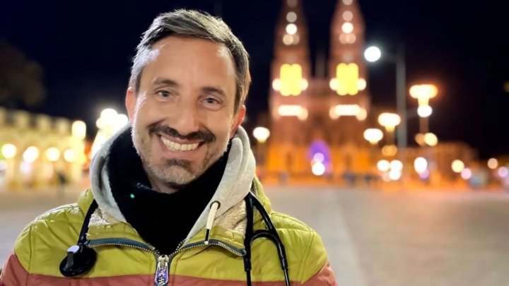 Es médico, cree en el poder sanador de la música y canta en los hospitales