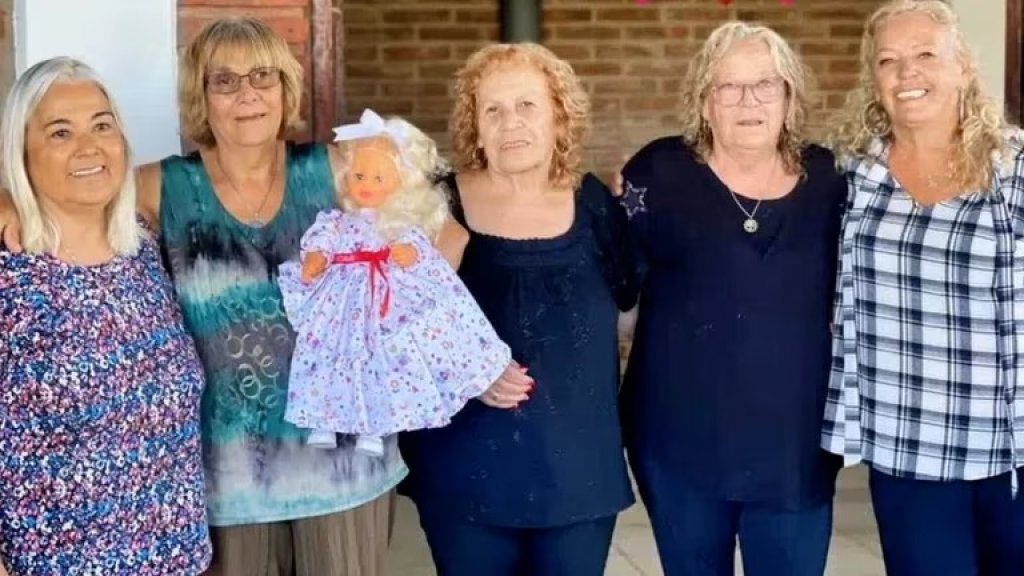 Recibió la muñeca que siempre deseó a los 69 años: “La peina, la abraza, volvió a su infancia”
