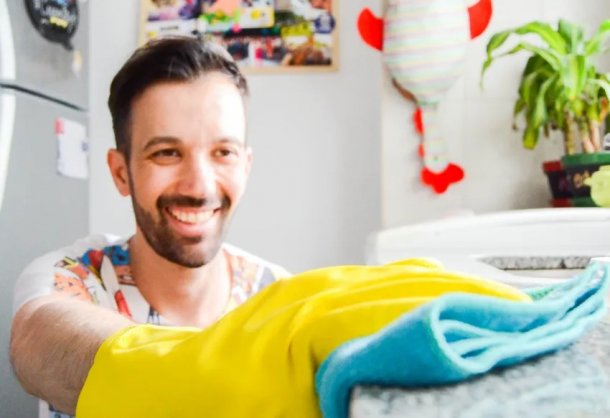 El amo de casa que da tips para atender los que haceres domésticos de manera económica y eficiente