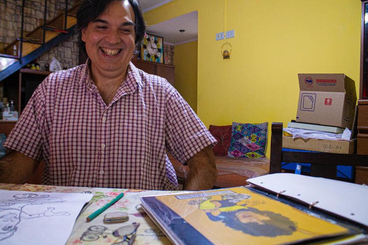 El Doctor Alfredo Blanco es médico pediatra que tiene por hobby hacer caricaturas y lo invitaron a pintar un mural en el predio de la AFA en Ezeiza
