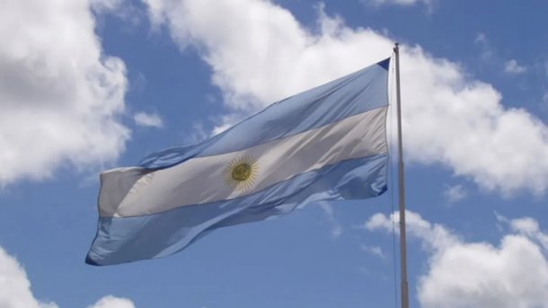 La historia completa de la bandera argentina, por el chozno nieto de Manuel Belgrano: "La bandera con el sol era solamente de uso militar"