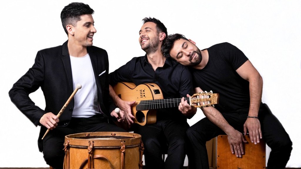 El trío musical &#039;Dos Más Uno&#039; vino a tocar en vivo a Radio Rivadavia