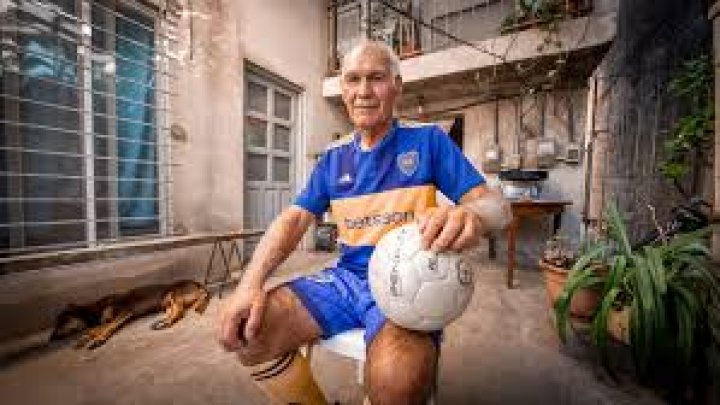 Carlos Zacarías: &quot;Tiene 70 años y hace 12 cuadras de jueguitos con la pelota sin que se le caiga&quot;