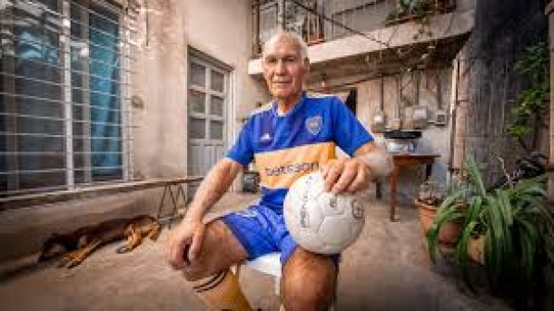 Carlos Zacarías: "Tiene 70 años y hace 12 cuadras de jueguitos con la pelota sin que se le caiga"