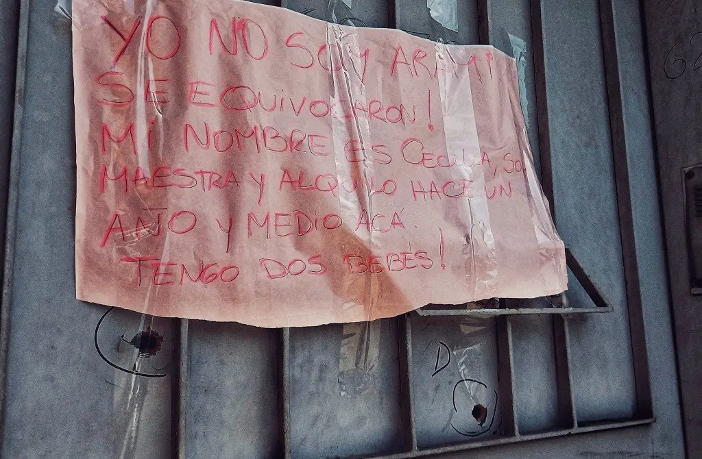Una docente de Rosario debió dejarle a los narcos un cartel en la puerta de su casa para que no le disparen