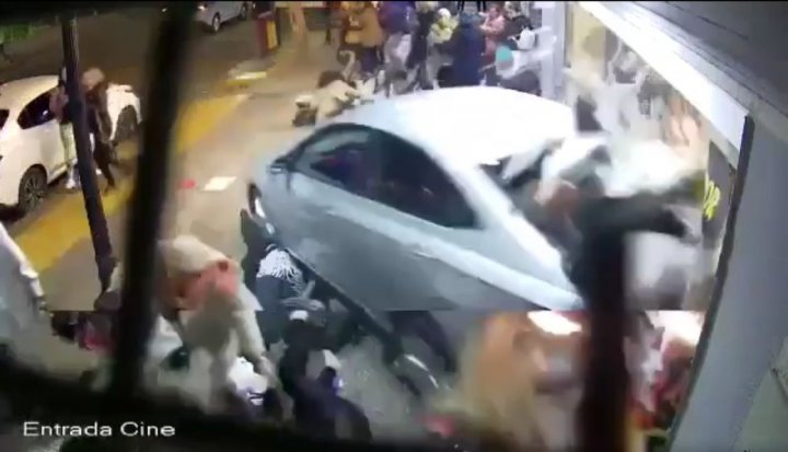 Mendoza: un auto se incrustó en un teatro e hirió a 23 personas