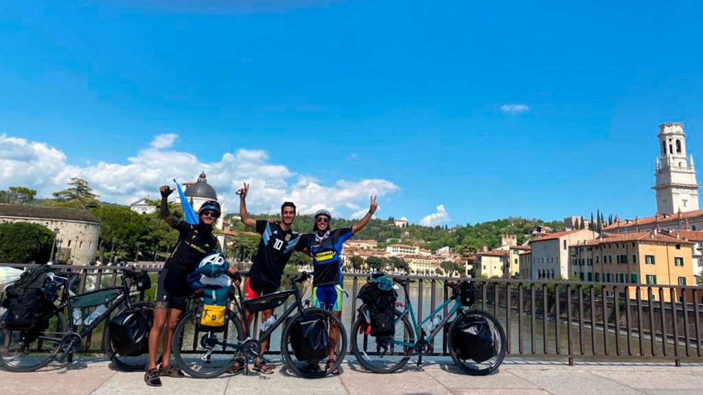 Tres cordobeses viajan de Italia a Qatar en bici para alentar a la selección