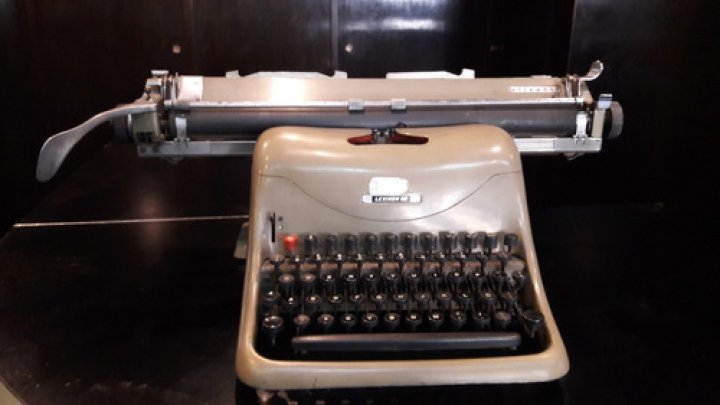 Miguel Ángel Pombo: &quot;A mucha gente le gusta el sonido de la máquina de escribir y por eso las siguen eligiendo&quot;