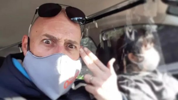 El instructor de manejo que es furor en redes: Su método es reírse de los errores de sus alumnos