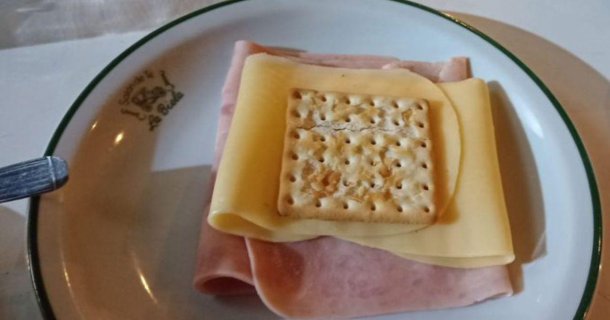 Gastó 1100 pesos por una galletita con jamón y queso: "La inflación no te deja vivir en paz en ningun lugar del mundo"