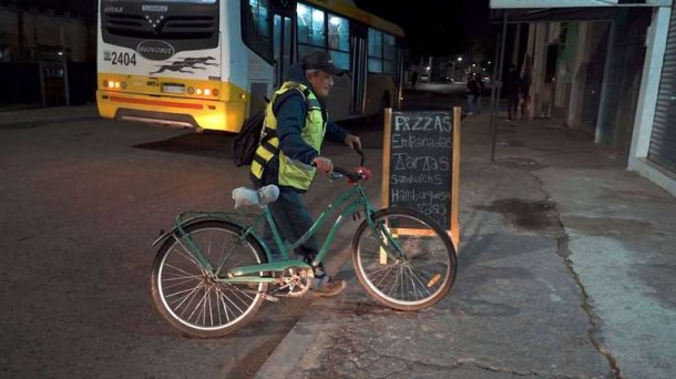 Un jubilado que cobra la mínima debe hacer delivery porque no llega a fin de mes