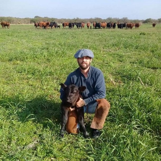Es santafesino y lidera un campo de mil vacas 'Angus' en Rumania