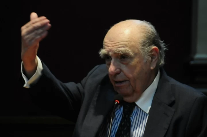 Julio María Sanguinetti: "Veo a Alberto Fernández como el malabarista chino que va moviendo los platitos de un lado al otro"
