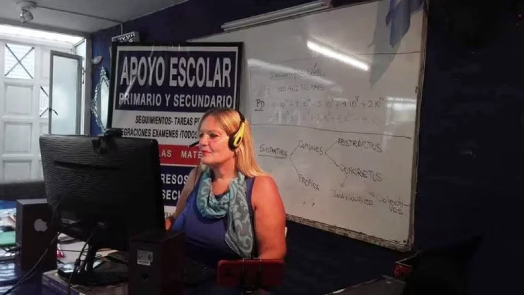 La conocen como "La profe de YouTube". Es bioquímica y da clases gratis: "A los alumnos hay que exigirles"