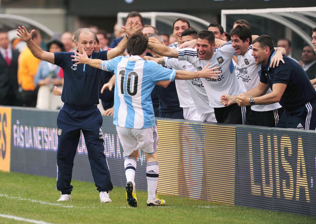 Fue ayudante de Sabella en la Selección y asegura: "Messi sabe que en este país devastado él puede dar algo de alegría"