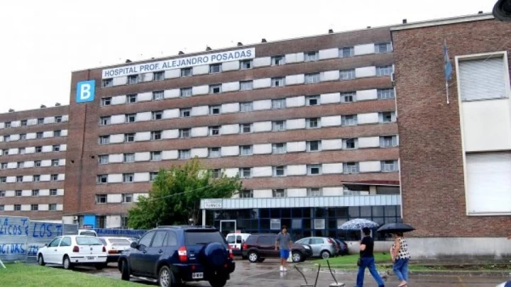 Acompañó a su madre a vacunarse en el Hospital Posadas, las hicieron esperar horas en una carpa y solo les ofrecieron un vaso de agua caliente