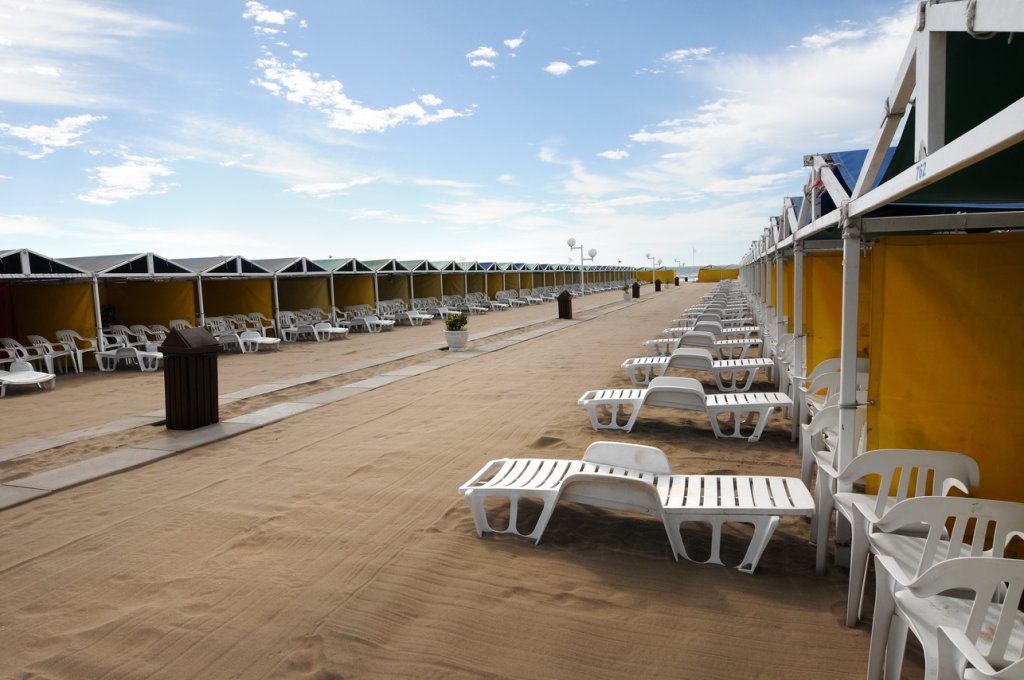 Verano 2024: una carpa en la playa cuesta 800 mil pesos al mes y 30 mil por día