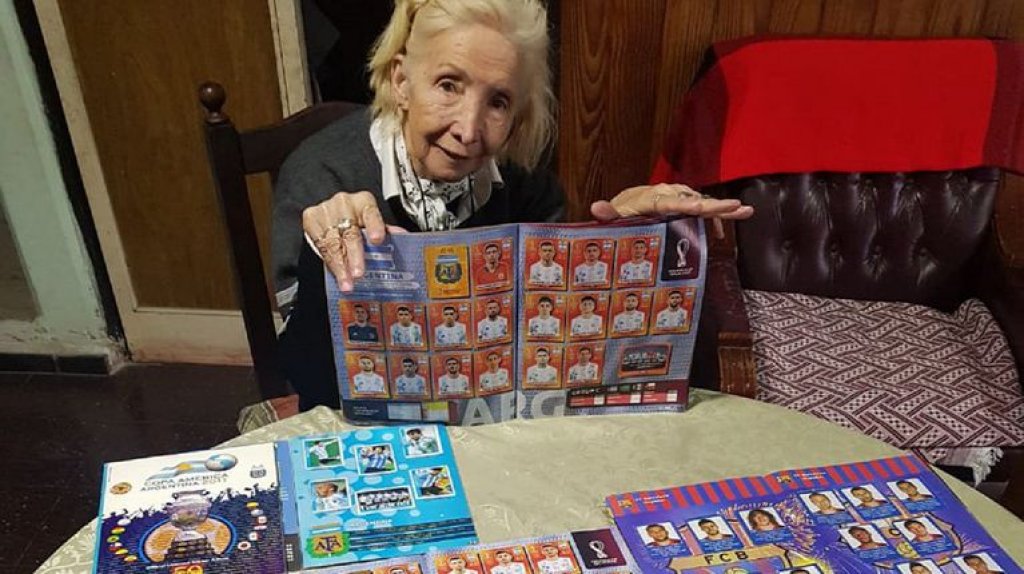 Tiene 75 años y llenó dos veces el álbum del Mundial con sus nietos: "Que las figuritas no se las queden en los negocios, que les llegue a los niños, que están sufriendo"