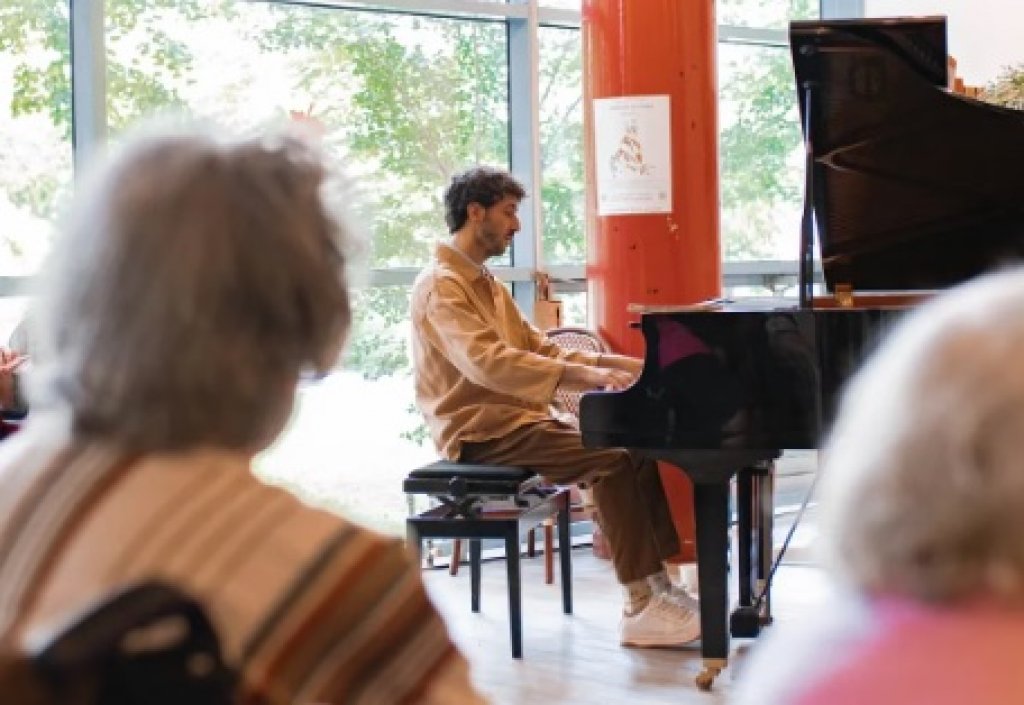 Nahuel Zucco: "Mi vínculo con la tercera edad surgió por mi primera profesora de piano"
