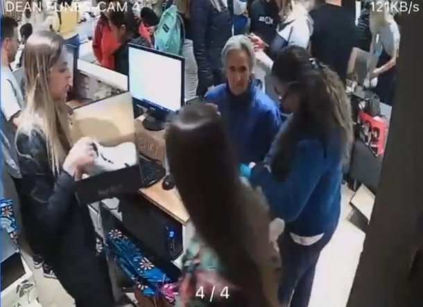 Empleada del local que le regaló un par de zapatillas a una jubilada:  "Es bueno tener la oportunidad de dar una mano"