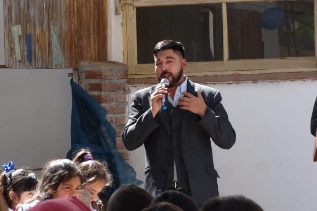 Una docente debe darle almuerzo a sus alumnos 20 días con $11.000 y el Intendente la violentó