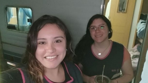 Sueñan con recibirse de maestras y viven en una casilla rodante cerca de la facultad para poder estudiar
