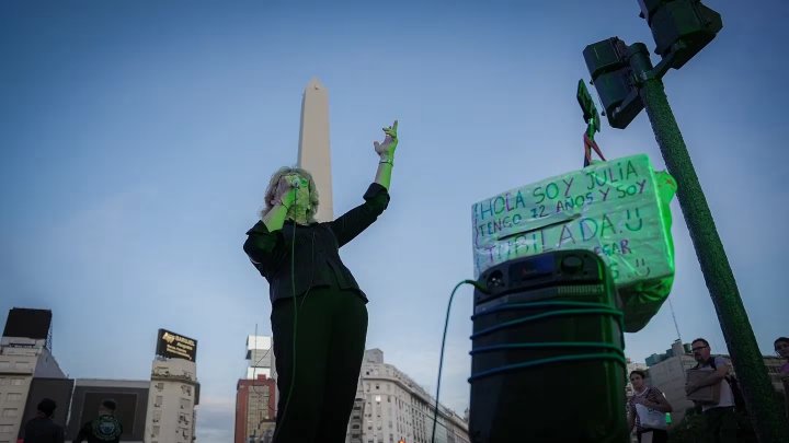 Julia, la jubilada entrerriana que canta en el Obelisco para poder llegar a fin de mes