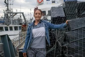 Charlamos con Soledad Romito, la única estibadora de barcos pesqueros de Argentina