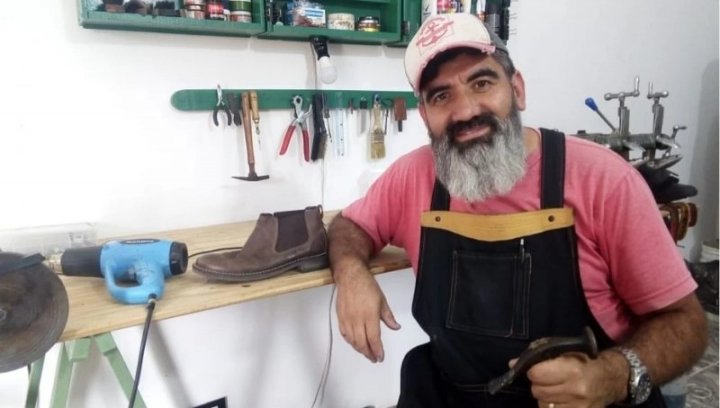 La historia de Pablo Sepúlveda, zapatero e influencer que reinvindica el oficio