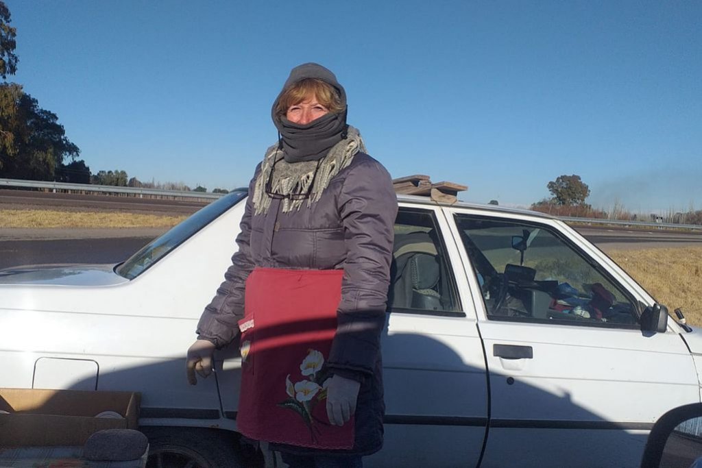 No le alcanza la jubilación y se levanta a las 4 de la mañana para vender café en la ruta