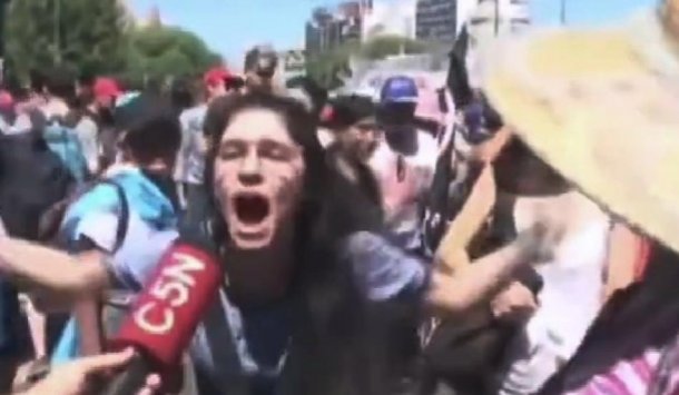 Se manifestó en contra de la marcha de la CGT y la retuvieron: "Tengo un hematoma"
