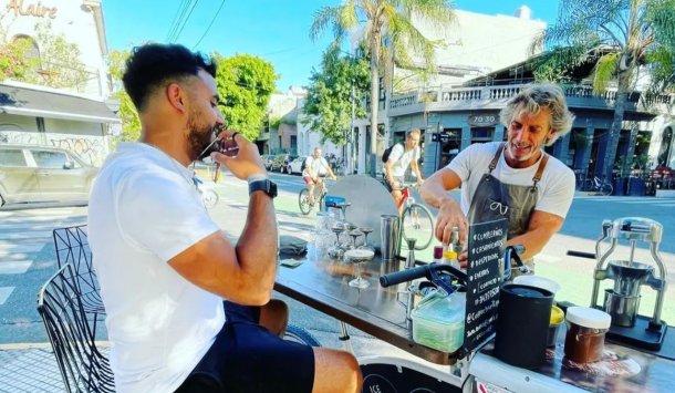 Teo Aguer, adaptó su bici y vende cafés especiales en la calle: “Trabajo de lo que me gusta porque es la única manera de que me vaya bien"