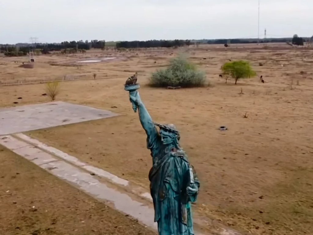 La depresión lo llevo a explorar lugares mágicos: encontró una réplica de la Estatua de la Libertad en pleno conurbano