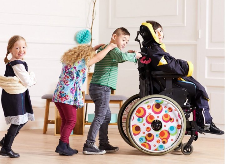 Dar sin recibir: es kinesiólogo y ayuda a niños con discapacidad por el Mundo