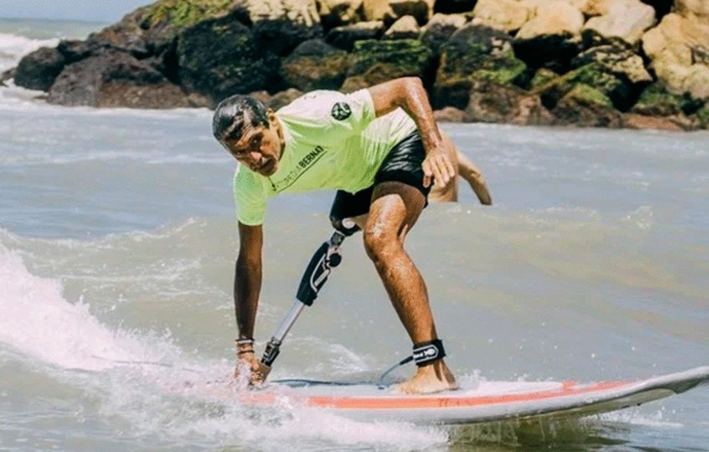 A Oscar Reinoso le amputaron la rodilla y el pie, tiene una pierna ortopédica y quiere ganar el Mundial de Surf: &quot;Tengo que intentarlo, no me daré por vencido&quot;