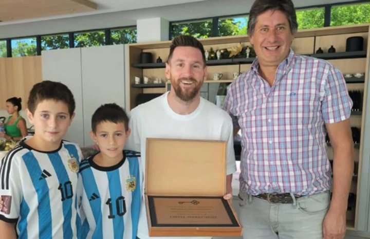 El intendente de Funes tras visitar a Messi para hacerlo ciudadano ilustre: &quot;Es muy humilde, como se lo ve en los medios&quot;